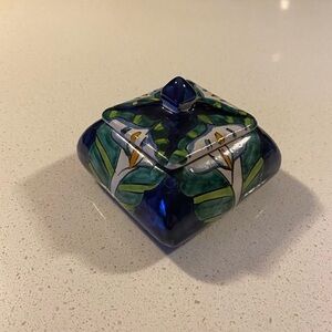 vintage Mexican Hand Painted Talavera lipped trinket box with white tulips tulip